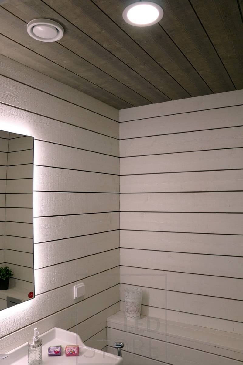 Iluminación de techo con plafones LED y un foco LED como luz indirecta atmosférica. Ledstore.fi